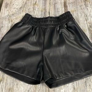 Aaron & Amber Faux leather shorts black